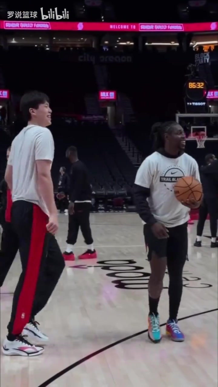 霍勒迪为杨瀚森三分训练打气 手舞足蹈并竖大拇指鼓励